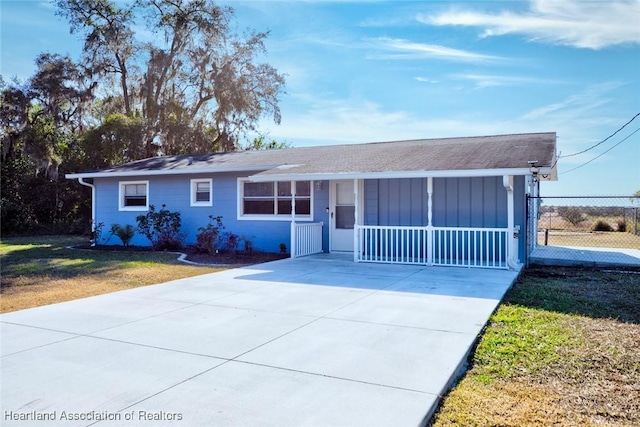 single story home featuring a front lawn