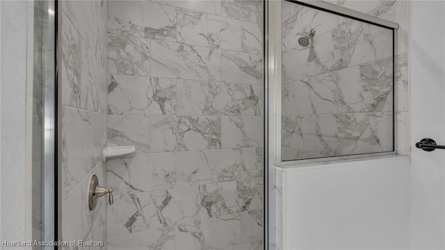 19 N Irvington Rd, Avon Park, FL 33825 - bathroom featuring an enclosed shower