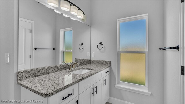 19 N Irvington Rd, Avon Park, FL 33825 - bathroom with vanity