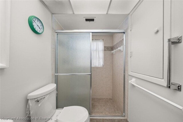 2111 Lakeview Dr Unit 1A, Sebring, FL 33870 - bathroom featuring a stall shower and toilet