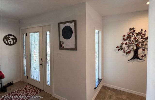 foyer entrance featuring baseboards