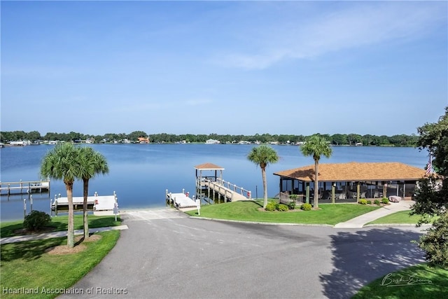 water view with boat lift and a boat dock