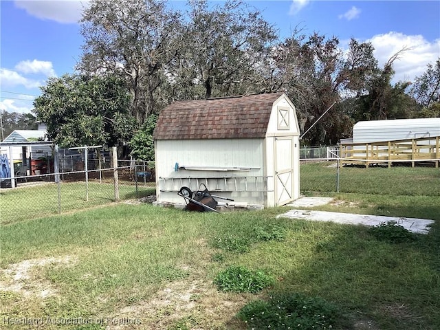 view of yard featuring a storage shed