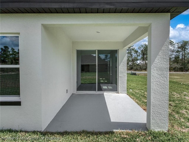 4924 San Lorenzo Dr, Sebring, FL 33872 - doorway to property featuring a yard and stucco siding