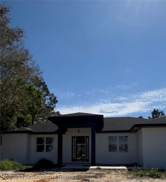 view of front facade featuring stucco siding