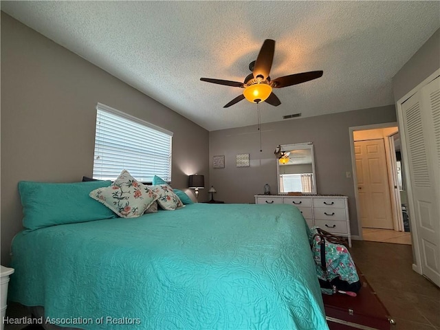 3711 Perugia Ave, Sebring, FL 33872 - bedroom featuring a textured ceiling and ceiling fan