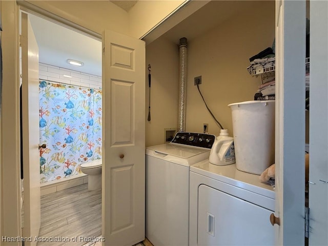 3711 Perugia Ave, Sebring, FL 33872 - clothes washing area featuring independent washer and dryer and light wood-style flooring