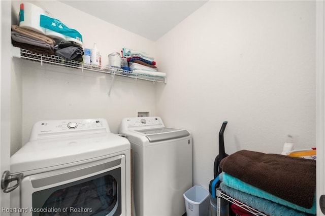 laundry room with laundry area and independent washer and dryer