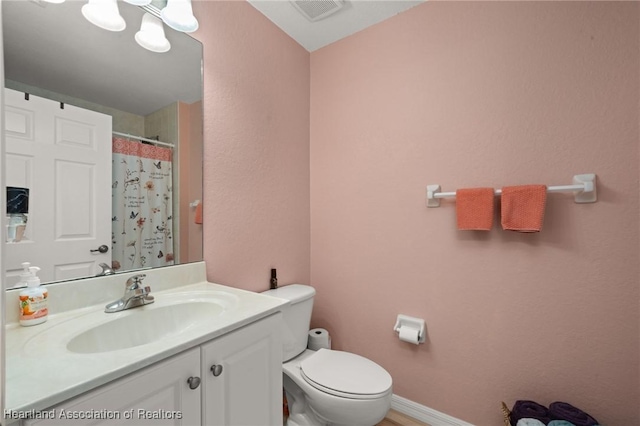 full bath featuring visible vents, toilet, curtained shower, baseboards, and vanity