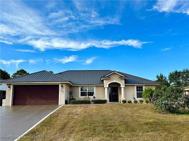 view of front of property featuring a front lawn and a garage