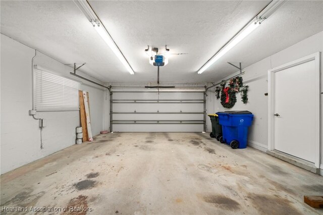 302 S Egret St, Sebring, FL 33870 - garage featuring a garage door opener