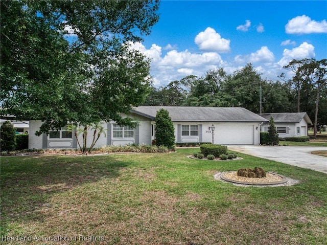 302 S Egret St, Sebring, FL 33870 - view of front of home featuring a garage, driveway, and a front lawn