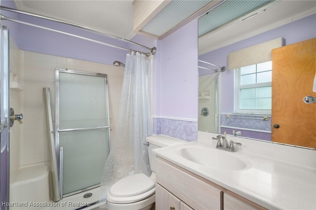 302 S Egret St, Sebring, FL 33870 - full bathroom featuring curtained shower, toilet, and vanity