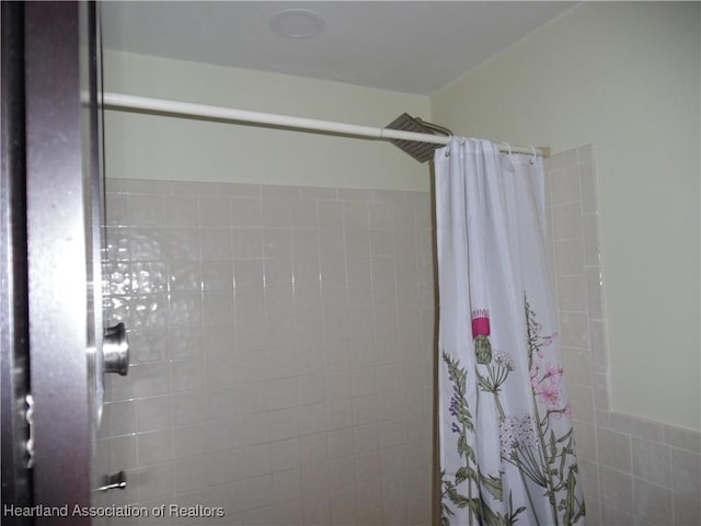 full bathroom featuring tiled shower
