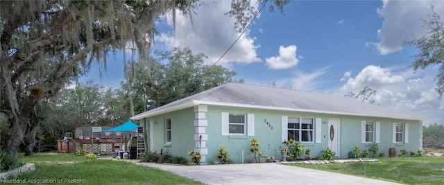 view of front of house with a front lawn