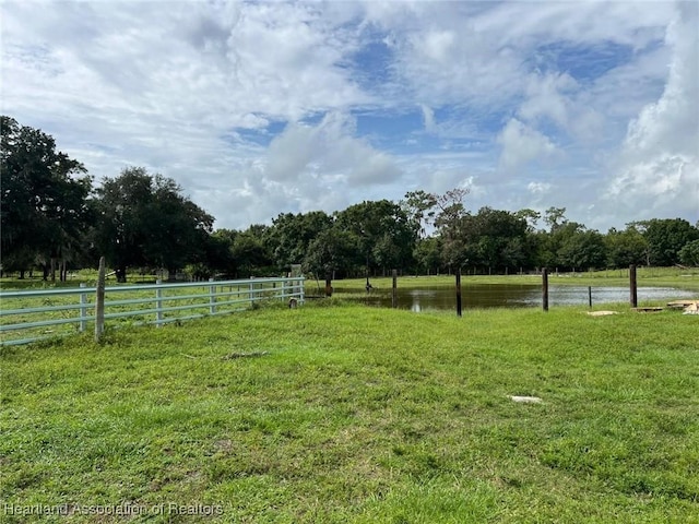 view of yard featuring a rural view