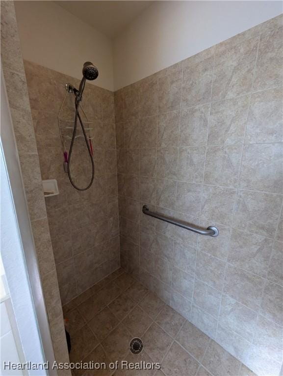 bathroom featuring tiled shower