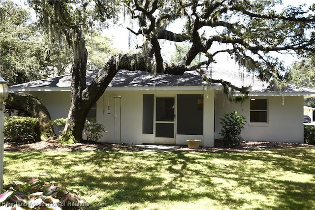 1922 N Torrington Rd, Avon Park, FL 33825 - view of front of house with a front yard and stucco siding