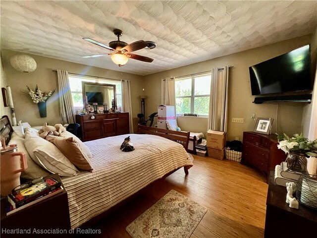 bedroom featuring ceiling fan and a textured ceiling