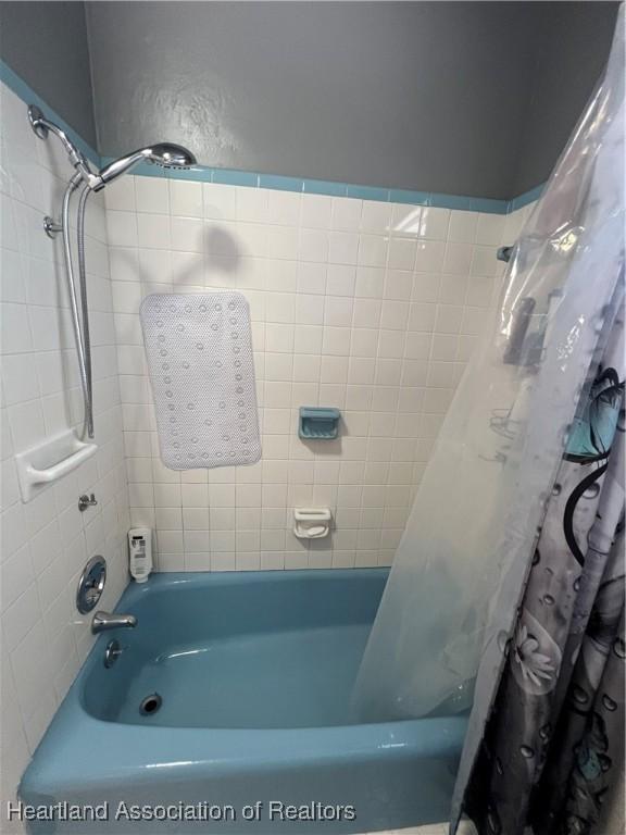 bathroom featuring shower / bathtub combination with curtain