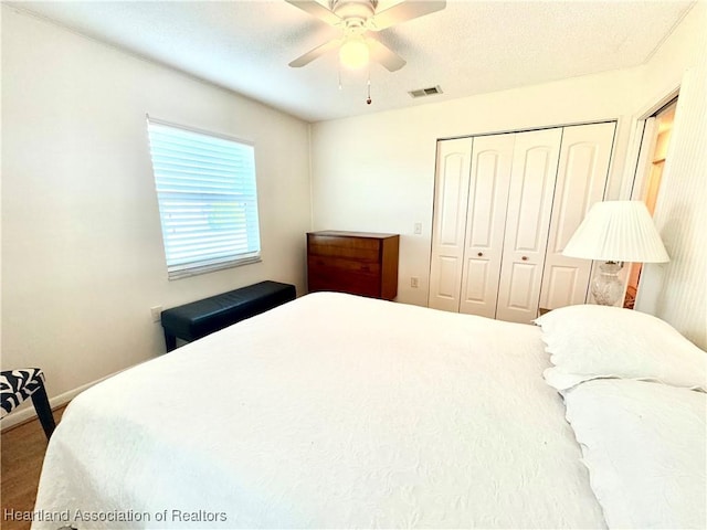 bedroom featuring ceiling fan and a closet