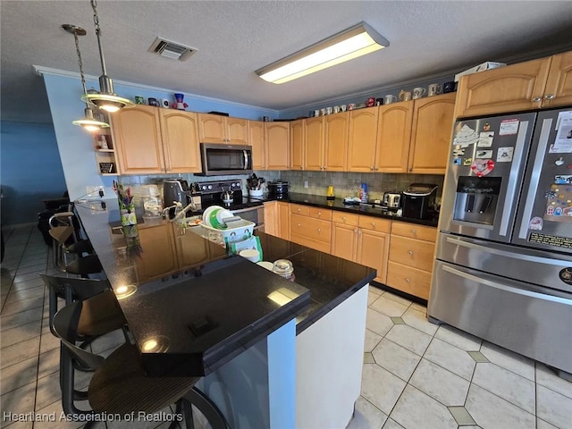2068 Oak Blvd, Sebring, FL 33875 - kitchen featuring stainless steel appliances, a breakfast bar area, dark countertops, light tile patterned flooring, and a peninsula