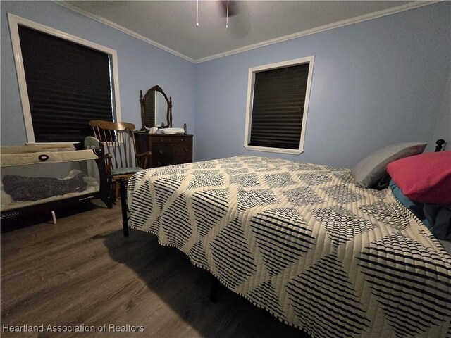 2068 Oak Blvd, Sebring, FL 33875 - bedroom with wood finished floors, ornamental molding, and a ceiling fan