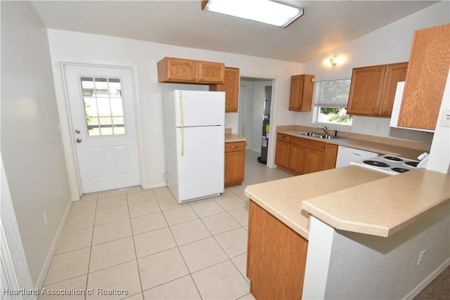 kitchen with vaulted ceiling, sink, a breakfast bar area, kitchen peninsula, and white appliances