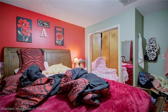 612 Denise Ave, Sebring, FL 33870 - bedroom featuring visible vents, a closet, and a textured ceiling
