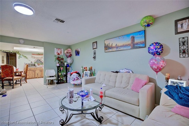 612 Denise Ave, Sebring, FL 33870 - living area featuring a textured ceiling, visible vents, and tile patterned flooring