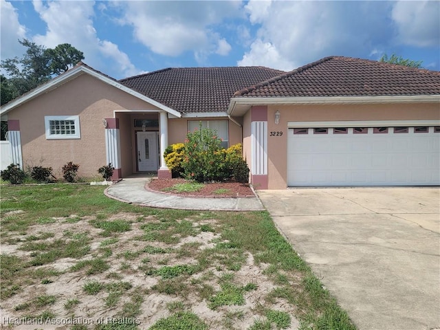 view of front of property featuring a front yard and a garage