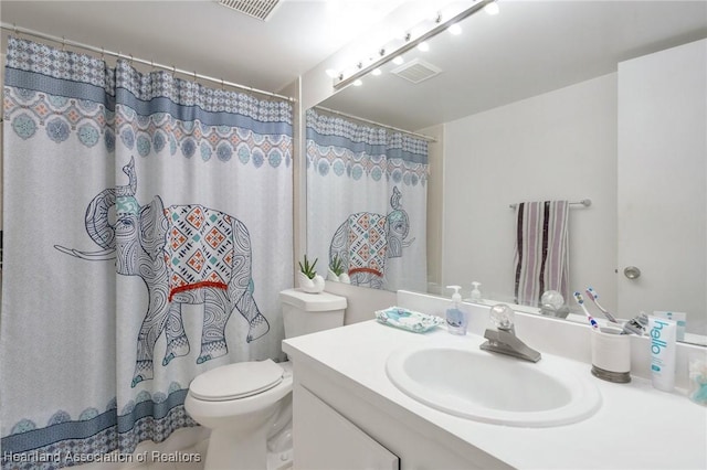 18210 Mediterranean Blvd Unit 5-20, Hialeah, FL 33015 - full bath with vanity, toilet, and a shower with curtain