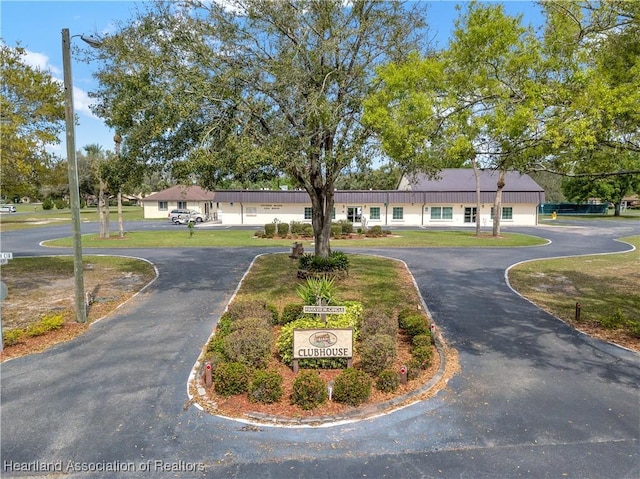 view of front of house featuring a front yard and driveway