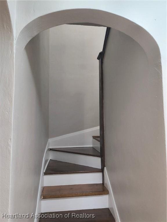 1421 State Road 17 N, Sebring, FL 33870 - staircase featuring arched walkways
