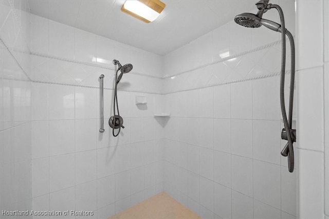 bathroom featuring tiled shower