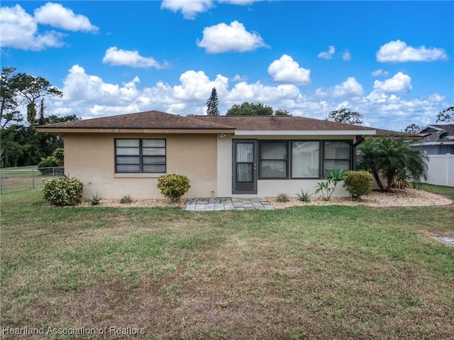 single story home featuring a front lawn