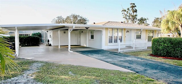 view of front of home featuring a front yard and a carport