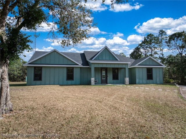 view of front of property featuring a front yard