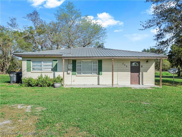 ranch-style home featuring a front lawn