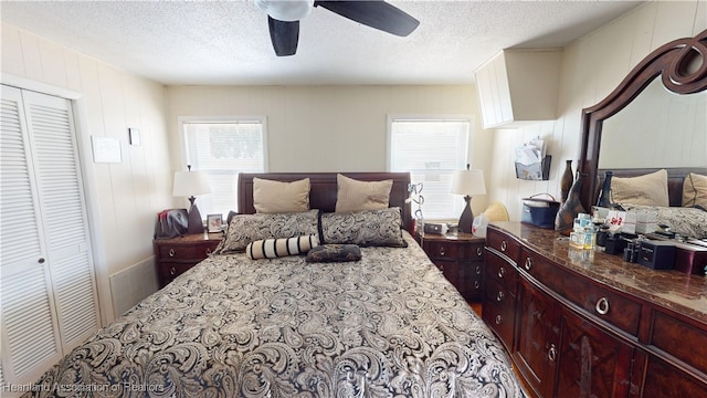 1102 W Gibson St, Arcadia, FL 34266 - bedroom with a textured ceiling, a closet, and ceiling fan