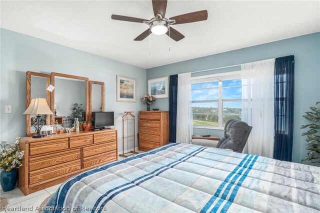 bedroom with ceiling fan