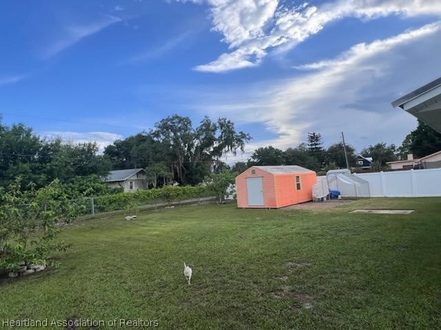 view of yard featuring a shed