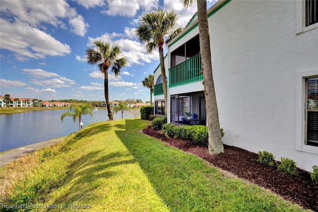 view of yard featuring a water view