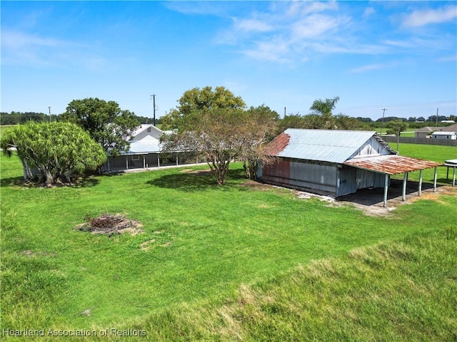 view of yard with an outbuilding