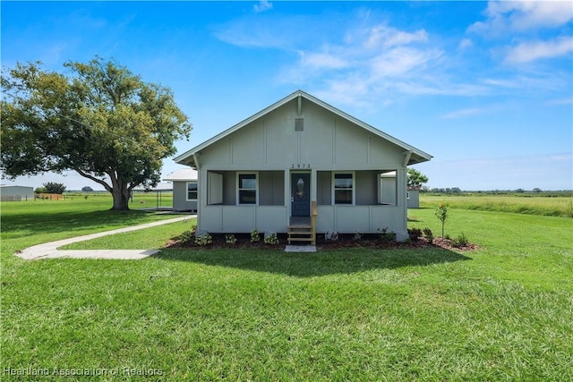 view of front of house featuring a front lawn