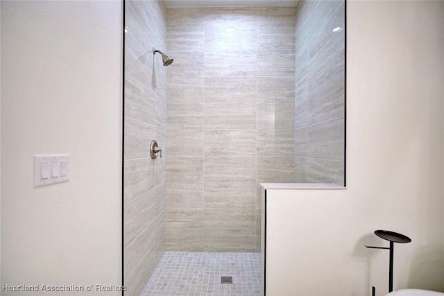 bathroom featuring tiled shower