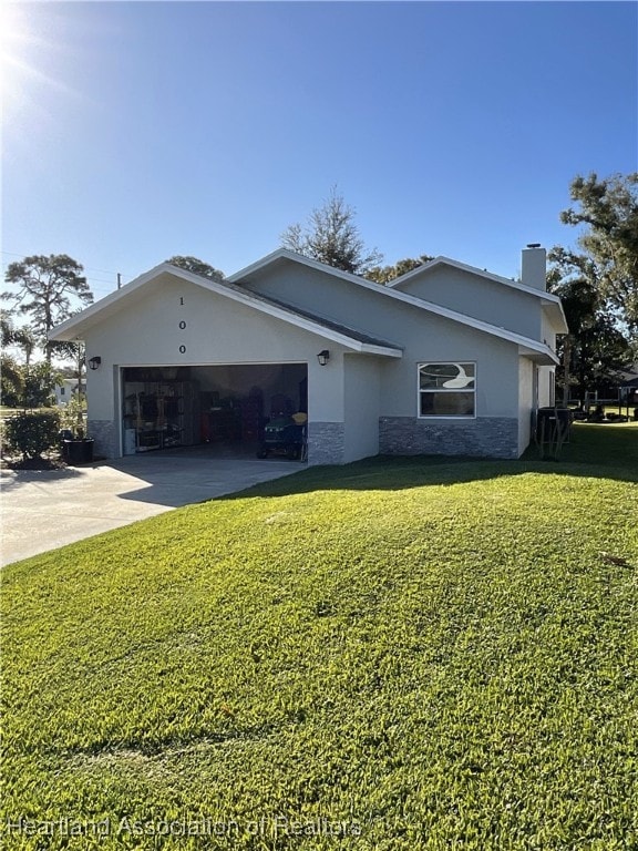 view of front of home featuring a front yard and a garage