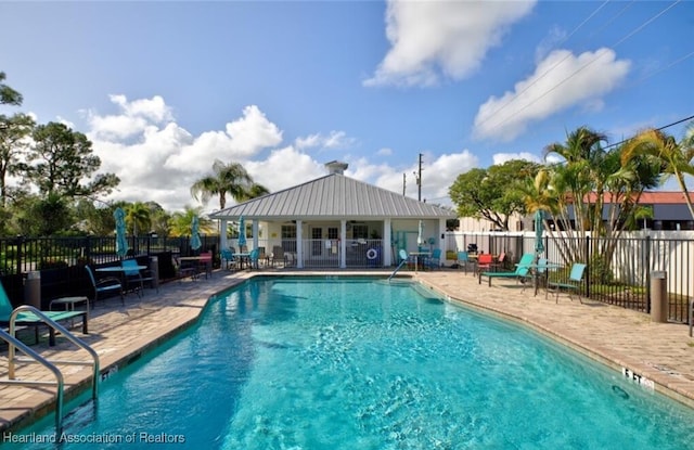 2112 Coral Ct, Sebring, FL 33870 - community pool featuring a patio area