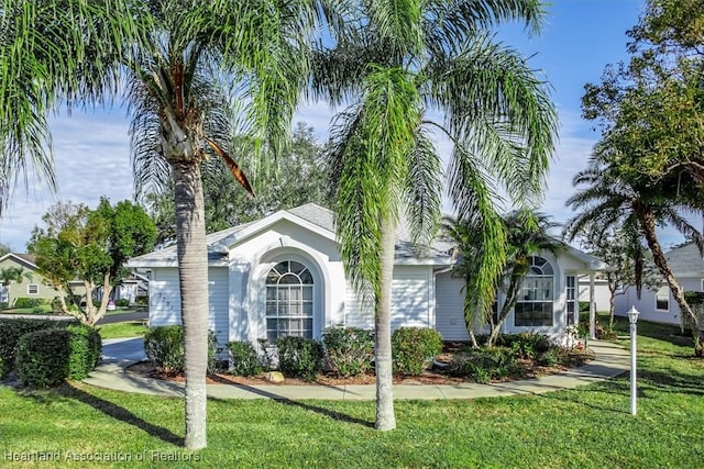 view of front of property featuring a front lawn