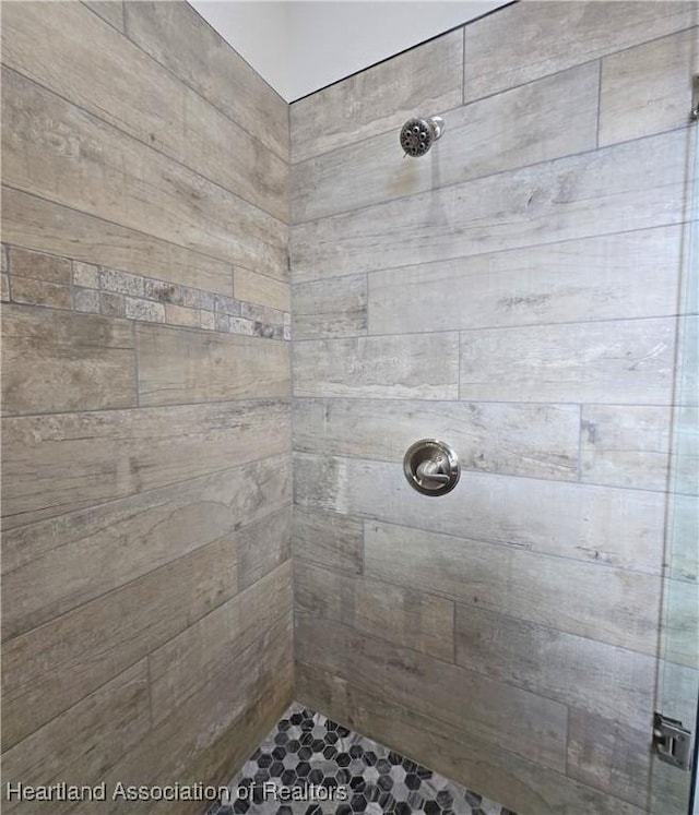 3040 W Joliet Rd, Avon Park, FL 33825 - full bathroom with a tile shower